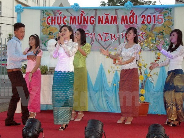 Vietnamese students in Cambodia welcome the Year New 2015